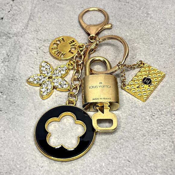 Louis Vuitton Lock & Key #321 with a Clover Charm Keychain & Gold Purse Charm - Picture 4 of 5